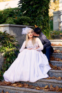 Para młoda na schodach, sesja ślubna Dwór Drozdowo Łomża.