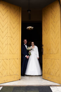 Para młoda w drzwiach kościoła